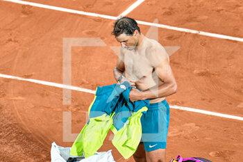 2022-05-25 - Rafael Nadal of Spain shirtless (bare-chested) during the French Open, Grand Slam tennis tournament on May 25, 2022 at Roland-Garros stadium in Paris, France - ROLAND-GARROS 2022, FRENCH OPEN 2022, GRAND SLAM TENNIS TOURNAMENT - INTERNATIONALS - TENNIS