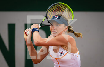 2022-05-26 - Ekaterina Alexandrova of Russia in action against Irina-Camelia Begu during the second round of the Roland-Garros 2022, Grand Slam tennis tournament on May 26, 2022 at Roland-Garros stadium in Paris, France - TENNIS - ROLAND GARROS 2022 - WEEK 1 PART 2 - INTERNATIONALS - TENNIS