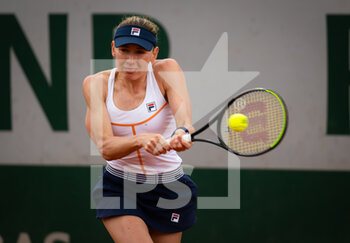 2022-05-26 - Ekaterina Alexandrova of Russia in action against Irina-Camelia Begu during the second round of the Roland-Garros 2022, Grand Slam tennis tournament on May 26, 2022 at Roland-Garros stadium in Paris, France - TENNIS - ROLAND GARROS 2022 - WEEK 1 PART 2 - INTERNATIONALS - TENNIS