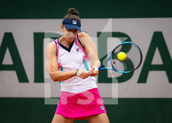 2022-05-26 - Irina-Camelia Begu of Romania in action against Ekaterina Alexandrova of Russia during the second round of the Roland-Garros 2022, Grand Slam tennis tournament on May 26, 2022 at Roland-Garros stadium in Paris, France - TENNIS - ROLAND GARROS 2022 - WEEK 1 PART 2 - INTERNATIONALS - TENNIS