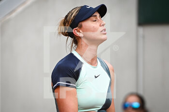 2022-05-26 - Paula BADOSA of Spain looks dejected during the Day five of Roland-Garros 2022, French Open 2022, Grand Slam tennis tournament on May 26, 2022 at Roland-Garros stadium in Paris, France - TENNIS - ROLAND GARROS 2022 - WEEK 1 PART 2 - INTERNATIONALS - TENNIS