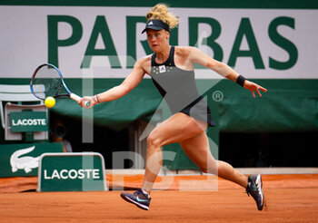 2022-05-26 - Leolia Jeanjean of France in action against Karolina Pliskova of the Czech Republic during the second round of the Roland-Garros 2022, Grand Slam tennis tournament on May 26, 2022 at Roland-Garros stadium in Paris, France - TENNIS - ROLAND GARROS 2022 - WEEK 1 PART 2 - INTERNATIONALS - TENNIS