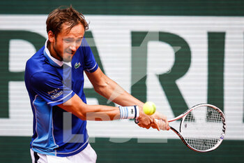 2022-05-26 - Daniil MEDVEDEV of Russia during the Day five of Roland-Garros 2022, French Open 2022, Grand Slam tennis tournament on May 26, 2022 at Roland-Garros stadium in Paris, France - TENNIS - ROLAND GARROS 2022 - WEEK 1 PART 2 - INTERNATIONALS - TENNIS