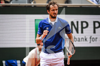 2022-05-26 - Daniil MEDVEDEV of Russia
celebrates his goal during the Day five of Roland-Garros 2022, French Open 2022, Grand Slam tennis tournament on May 26, 2022 at Roland-Garros stadium in Paris, France - TENNIS - ROLAND GARROS 2022 - WEEK 1 PART 2 - INTERNATIONALS - TENNIS