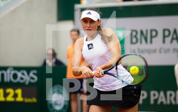 2022-05-26 - Kaja Juvan of Slovenia in action against Paula Badosa of Spain during the second round of the Roland-Garros 2022, Grand Slam tennis tournament on May 26, 2022 at Roland-Garros stadium in Paris, France - TENNIS - ROLAND GARROS 2022 - WEEK 1 PART 2 - INTERNATIONALS - TENNIS