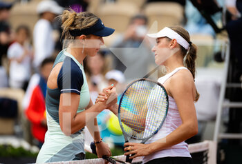 2022-05-26 - Paula Badosa of Spain & Kaja Juvan of Slovenia in action during the second round of the Roland-Garros 2022, Grand Slam tennis tournament on May 26, 2022 at Roland-Garros stadium in Paris, France - TENNIS - ROLAND GARROS 2022 - WEEK 1 PART 2 - INTERNATIONALS - TENNIS