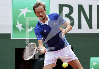 2022-05-26 - Daniil Medvedev of Russia during day 5 of the French Open 2022, Roland-Garros 2022, second Grand Slam tennis tournament of the season on May 26, 2022 at Roland-Garros stadium in Paris, France - TENNIS - ROLAND GARROS 2022 - WEEK 1 PART 2 - INTERNATIONALS - TENNIS