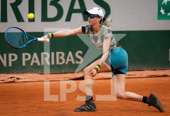 2022-05-26 - Fernanda Contreras Gomez of Mexico in action against Daria Kasatkina of Russia during the second round of the Roland-Garros 2022, Grand Slam tennis tournament on May 26, 2022 at Roland-Garros stadium in Paris, France - TENNIS - ROLAND GARROS 2022 - WEEK 1 PART 2 - INTERNATIONALS - TENNIS