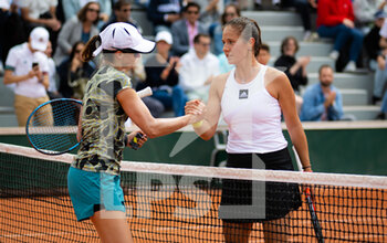 2022-05-26 - Fernanda Contreras Gomez of Mexico & Daria Kasatkina of Russia in action during the second round of the Roland-Garros 2022, Grand Slam tennis tournament on May 26, 2022 at Roland-Garros stadium in Paris, France - TENNIS - ROLAND GARROS 2022 - WEEK 1 PART 2 - INTERNATIONALS - TENNIS