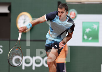 2022-05-26 - Laslo Djere of Serbia during day 5 of the French Open 2022, Roland-Garros 2022, second Grand Slam tennis tournament of the season on May 26, 2022 at Roland-Garros stadium in Paris, France - TENNIS - ROLAND GARROS 2022 - WEEK 1 PART 2 - INTERNATIONALS - TENNIS