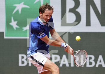 2022-05-26 - Daniil Medvedev of Russia during day 5 of the French Open 2022, Roland-Garros 2022, second Grand Slam tennis tournament of the season on May 26, 2022 at Roland-Garros stadium in Paris, France - TENNIS - ROLAND GARROS 2022 - WEEK 1 PART 2 - INTERNATIONALS - TENNIS