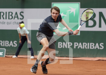 2022-05-26 - Alexander Bublik of Kazakhstan during day 5 of the French Open 2022, Roland-Garros 2022, second Grand Slam tennis tournament of the season on May 26, 2022 at Roland-Garros stadium in Paris, France - TENNIS - ROLAND GARROS 2022 - WEEK 1 PART 2 - INTERNATIONALS - TENNIS