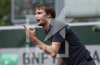 2022-05-26 - Alexander Bublik of Kazakhstan during day 5 of the French Open 2022, Roland-Garros 2022, second Grand Slam tennis tournament of the season on May 26, 2022 at Roland-Garros stadium in Paris, France - TENNIS - ROLAND GARROS 2022 - WEEK 1 PART 2 - INTERNATIONALS - TENNIS