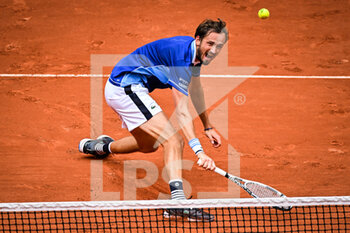 2022-05-26 - Daniil MEDVEDEV of Russia during the Day five of Roland-Garros 2022, French Open 2022, Grand Slam tennis tournament on May 26, 2022 at Roland-Garros stadium in Paris, France - TENNIS - ROLAND GARROS 2022 - WEEK 1 PART 2 - INTERNATIONALS - TENNIS