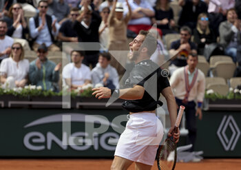 2022-05-26 - Hugo Gaston of France celebrates his victory during day 5 of the French Open 2022, Roland-Garros 2022, second Grand Slam tennis tournament of the season on May 26, 2022 at Roland-Garros stadium in Paris, France - TENNIS - ROLAND GARROS 2022 - WEEK 1 PART 2 - INTERNATIONALS - TENNIS