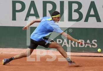 2022-05-26 - Lorenzo Sonego of Italy during day 5 of the French Open 2022, Roland-Garros 2022, second Grand Slam tennis tournament of the season on May 26, 2022 at Roland-Garros stadium in Paris, France - TENNIS - ROLAND GARROS 2022 - WEEK 1 PART 2 - INTERNATIONALS - TENNIS