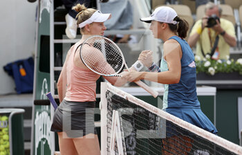 2022-05-26 - Iga Swiatek of Poland shakes hands with Alison Riske of USA (left) after her victory during day 5 of the French Open 2022, Roland-Garros 2022, second Grand Slam tennis tournament of the season on May 26, 2022 at Roland-Garros stadium in Paris, France - TENNIS - ROLAND GARROS 2022 - WEEK 1 PART 2 - INTERNATIONALS - TENNIS
