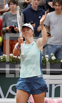 2022-05-26 - Iga Swiatek of Poland celebrates her victory during day 5 of the French Open 2022, Roland-Garros 2022, second Grand Slam tennis tournament of the season on May 26, 2022 at Roland-Garros stadium in Paris, France - TENNIS - ROLAND GARROS 2022 - WEEK 1 PART 2 - INTERNATIONALS - TENNIS