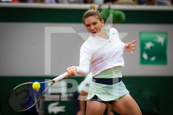 2022-05-26 - Simona Halep of Romania in action against Qinwen Zheng of China during the second round of the Roland-Garros 2022, Grand Slam tennis tournament on May 26, 2022 at Roland-Garros stadium in Paris, France - TENNIS - ROLAND GARROS 2022 - WEEK 1 PART 2 - INTERNATIONALS - TENNIS