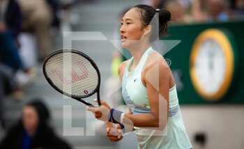 2022-05-26 - Qinwen Zheng of China in action against Simona Halep of Romania during the second round of the Roland-Garros 2022, Grand Slam tennis tournament on May 26, 2022 at Roland-Garros stadium in Paris, France - TENNIS - ROLAND GARROS 2022 - WEEK 1 PART 2 - INTERNATIONALS - TENNIS