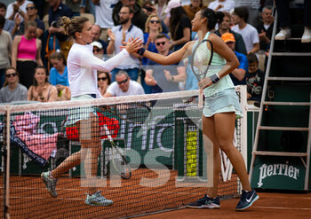 2022-05-26 - Simona Halep of Romania & Qinwen Zheng of China in action during the second round of the Roland-Garros 2022, Grand Slam tennis tournament on May 26, 2022 at Roland-Garros stadium in Paris, France - TENNIS - ROLAND GARROS 2022 - WEEK 1 PART 2 - INTERNATIONALS - TENNIS