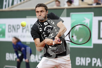 2022-05-26 - Gilles Simon of France during day 5 of the French Open 2022, Roland-Garros 2022, second Grand Slam tennis tournament of the season on May 26, 2022 at Roland-Garros stadium in Paris, France - TENNIS - ROLAND GARROS 2022 - WEEK 1 PART 2 - INTERNATIONALS - TENNIS