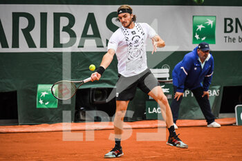 2022-05-26 - Stefanos TSITSIPAS of Greece during the Day five of Roland-Garros 2022, French Open 2022, Grand Slam tennis tournament on May 26, 2022 at Roland-Garros stadium in Paris, France - TENNIS - ROLAND GARROS 2022 - WEEK 1 PART 2 - INTERNATIONALS - TENNIS