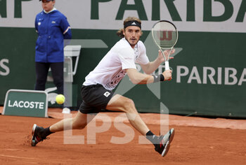 2022-05-26 - Stefanos Tsitsipas of Greece during day 5 of the French Open 2022, Roland-Garros 2022, second Grand Slam tennis tournament of the season on May 26, 2022 at Roland-Garros stadium in Paris, France - TENNIS - ROLAND GARROS 2022 - WEEK 1 PART 2 - INTERNATIONALS - TENNIS