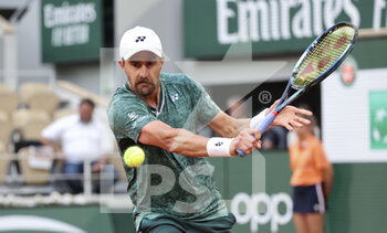 2022-05-26 - Steve Johnson of USA during day 5 of the French Open 2022, Roland-Garros 2022, second Grand Slam tennis tournament of the season on May 26, 2022 at Roland-Garros stadium in Paris, France - TENNIS - ROLAND GARROS 2022 - WEEK 1 PART 2 - INTERNATIONALS - TENNIS