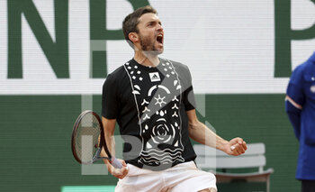 2022-05-26 - Gilles Simon of France celebrates his victory during day 5 of the French Open 2022, Roland-Garros 2022, second Grand Slam tennis tournament of the season on May 26, 2022 at Roland-Garros stadium in Paris, France - TENNIS - ROLAND GARROS 2022 - WEEK 1 PART 2 - INTERNATIONALS - TENNIS