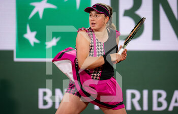 2022-05-26 - Jelena Ostapenko of Latvia in action against Alize Cornet of France during the second round of the Roland-Garros 2022, Grand Slam tennis tournament on May 26, 2022 at Roland-Garros stadium in Paris, France - TENNIS - ROLAND GARROS 2022 - WEEK 1 PART 2 - INTERNATIONALS - TENNIS