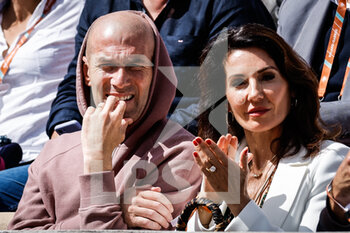 2022-05-27 - Zinedine ZIDANE with his wife Veronique ZIDANE during the Day six of Roland-Garros 2022, French Open 2022, Grand Slam tennis tournament on May 27, 2022 at Roland-Garros stadium in Paris, France - TENNIS - ROLAND GARROS 2022 - WEEK 1 PART 2 - INTERNATIONALS - TENNIS