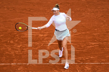 2022-05-27 - Amanda Anisimova of the United States in action against Karolina Muchova of the Czech Republic during the third round of the Roland-Garros 2022, Grand Slam tennis tournament on May 27, 2022 at Roland-Garros stadium in Paris, France - TENNIS - ROLAND GARROS 2022 - WEEK 1 PART 2 - INTERNATIONALS - TENNIS
