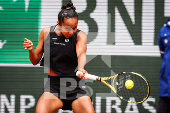 2022-05-27 - Leylah FERNANDEZ of Canada during the Day six of Roland-Garros 2022, French Open 2022, Grand Slam tennis tournament on May 27, 2022 at Roland-Garros stadium in Paris, France - TENNIS - ROLAND GARROS 2022 - WEEK 1 PART 2 - INTERNATIONALS - TENNIS