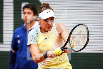 2022-05-27 - Belinda BENCIC of Swiss during the Day six of Roland-Garros 2022, French Open 2022, Grand Slam tennis tournament on May 27, 2022 at Roland-Garros stadium in Paris, France - TENNIS - ROLAND GARROS 2022 - WEEK 1 PART 2 - INTERNATIONALS - TENNIS