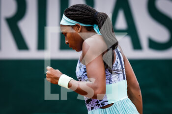 2022-05-27 - Coco GAUFF of United States celebrates his point during the Day six of Roland-Garros 2022, French Open 2022, Grand Slam tennis tournament on May 27, 2022 at Roland-Garros stadium in Paris, France - TENNIS - ROLAND GARROS 2022 - WEEK 1 PART 2 - INTERNATIONALS - TENNIS