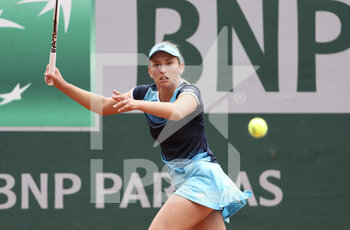 2022-05-27 - Elise Mertens of Belgium during day 6 of the French Open 2022, Roland-Garros 2022, second Grand Slam tennis tournament of the season on May 27, 2022 at Roland-Garros stadium in Paris, France - TENNIS - ROLAND GARROS 2022 - WEEK 1 PART 2 - INTERNATIONALS - TENNIS