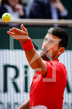 2022-05-27 - Novak DJOKOVIC of Serbia during the Day six of Roland-Garros 2022, French Open 2022, Grand Slam tennis tournament on May 27, 2022 at Roland-Garros stadium in Paris, France - TENNIS - ROLAND GARROS 2022 - WEEK 1 PART 2 - INTERNATIONALS - TENNIS
