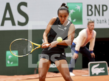 2022-05-27 - Leylah Fernandez of Canada during day 6 of the French Open 2022, Roland-Garros 2022, second Grand Slam tennis tournament of the season on May 27, 2022 at Roland-Garros stadium in Paris, France - TENNIS - ROLAND GARROS 2022 - WEEK 1 PART 2 - INTERNATIONALS - TENNIS