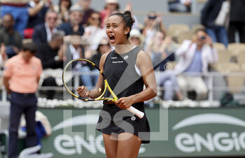 2022-05-27 - Leylah Fernandez of Canada celebrates her victory during day 6 of the French Open 2022, Roland-Garros 2022, second Grand Slam tennis tournament of the season on May 27, 2022 at Roland-Garros stadium in Paris, France - TENNIS - ROLAND GARROS 2022 - WEEK 1 PART 2 - INTERNATIONALS - TENNIS