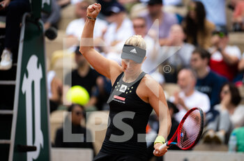 2022-05-27 - Angelique Kerber of Germany in action against Aliaksandra Sasnovich of Belarus during the third round of the Roland-Garros 2022, Grand Slam tennis tournament on May 27, 2022 at Roland-Garros stadium in Paris, France - TENNIS - ROLAND GARROS 2022 - WEEK 1 PART 2 - INTERNATIONALS - TENNIS