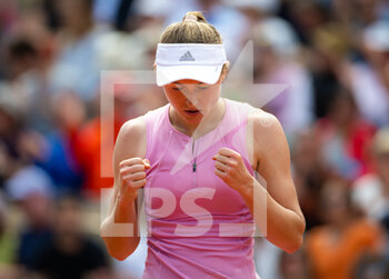 2022-05-27 - Aliaksandra Sasnovich of Belarus in action against Angelique Kerber of Germany during the third round of the Roland-Garros 2022, Grand Slam tennis tournament on May 27, 2022 at Roland-Garros stadium in Paris, France - TENNIS - ROLAND GARROS 2022 - WEEK 1 PART 2 - INTERNATIONALS - TENNIS