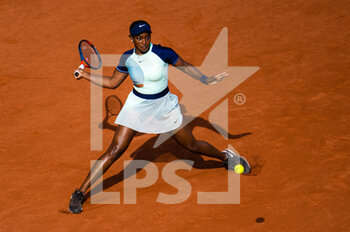 2022-05-27 - Sloane Stephens of the United States in action against Diane Parry of France during the third round of the Roland-Garros 2022, Grand Slam tennis tournament on May 27, 2022 at Roland-Garros stadium in Paris, France - TENNIS - ROLAND GARROS 2022 - WEEK 1 PART 2 - INTERNATIONALS - TENNIS