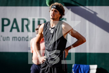 2022-05-27 - Alexander ZVEREV of Germany looks dejected during the Day six of Roland-Garros 2022, French Open 2022, Grand Slam tennis tournament on May 27, 2022 at Roland-Garros stadium in Paris, France - TENNIS - ROLAND GARROS 2022 - WEEK 1 PART 2 - INTERNATIONALS - TENNIS