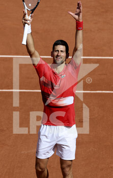 2022-05-27 - Novak Djokovic of Serbia celebrates his victory during day 6 of the French Open 2022, Roland-Garros 2022, second Grand Slam tennis tournament of the season on May 27, 2022 at Roland-Garros stadium in Paris, France - TENNIS - ROLAND GARROS 2022 - WEEK 1 PART 2 - INTERNATIONALS - TENNIS