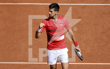 2022-05-27 - Novak Djokovic of Serbia celebrates his victory during day 6 of the French Open 2022, Roland-Garros 2022, second Grand Slam tennis tournament of the season on May 27, 2022 at Roland-Garros stadium in Paris, France - TENNIS - ROLAND GARROS 2022 - WEEK 1 PART 2 - INTERNATIONALS - TENNIS