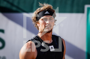2022-05-27 - Alexander ZVEREV of Germany looks dejected during the Day six of Roland-Garros 2022, French Open 2022, Grand Slam tennis tournament on May 27, 2022 at Roland-Garros stadium in Paris, France - TENNIS - ROLAND GARROS 2022 - WEEK 1 PART 2 - INTERNATIONALS - TENNIS
