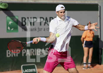 2022-05-27 - John Isner of USA during day 6 of the French Open 2022, Roland-Garros 2022, second Grand Slam tennis tournament of the season on May 27, 2022 at Roland-Garros stadium in Paris, France - TENNIS - ROLAND GARROS 2022 - WEEK 1 PART 2 - INTERNATIONALS - TENNIS