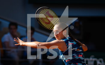 2022-05-27 - Diane Parry of France in action against Sloane Stephens of the United States during the third round of the Roland-Garros 2022, Grand Slam tennis tournament on May 27, 2022 at Roland-Garros stadium in Paris, France - TENNIS - ROLAND GARROS 2022 - WEEK 1 PART 2 - INTERNATIONALS - TENNIS