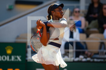 2022-05-27 - Sloane Stephens of the United States in action against Diane Parry of France during the third round of the Roland-Garros 2022, Grand Slam tennis tournament on May 27, 2022 at Roland-Garros stadium in Paris, France - TENNIS - ROLAND GARROS 2022 - WEEK 1 PART 2 - INTERNATIONALS - TENNIS